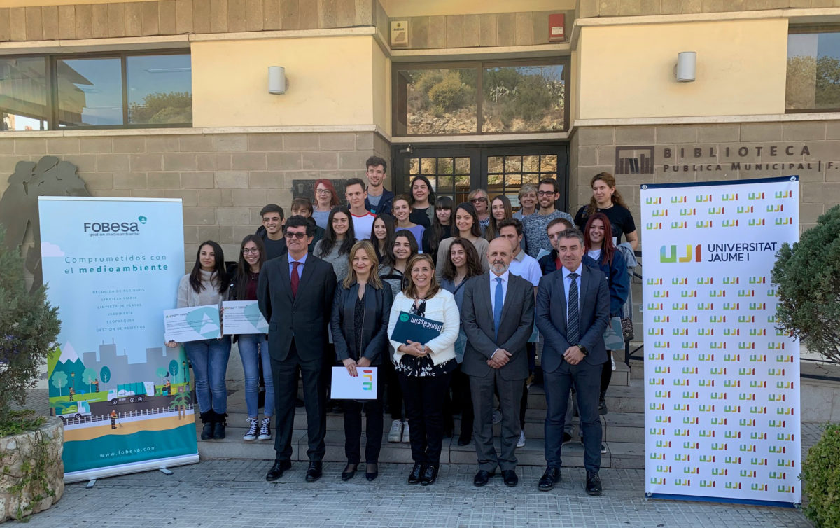 representantes de fobesa y la uji con los estudiantes de Benicàssim en el acto de entrega de becas