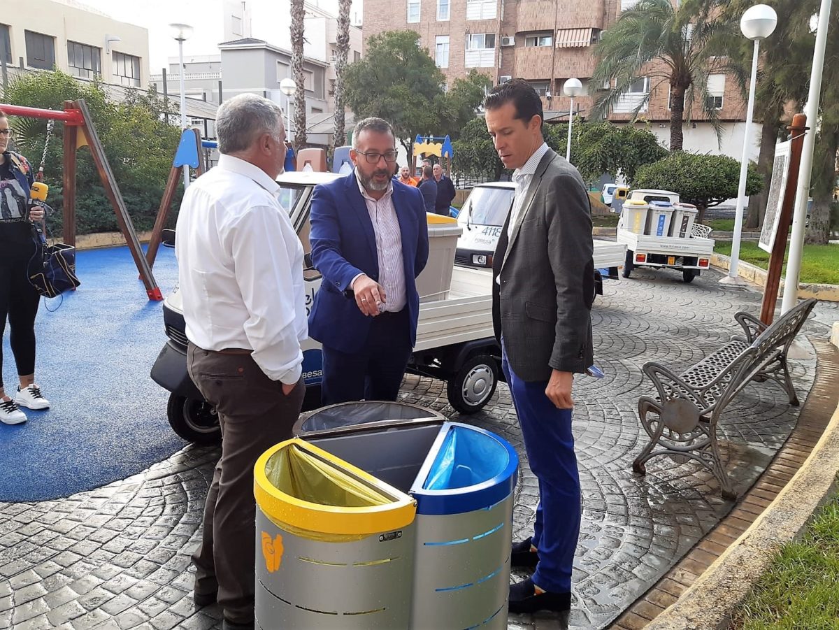 FOBESA coloca en Elda 120 papeleras de recogida selectiva de residuos