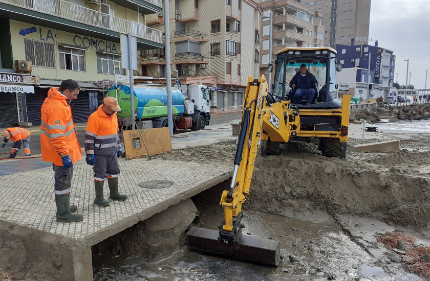 FOBESA dedica un operativo especial integrado por medio centenar de operarios a recuperar la costa entre Benicàssim y Peñíscola